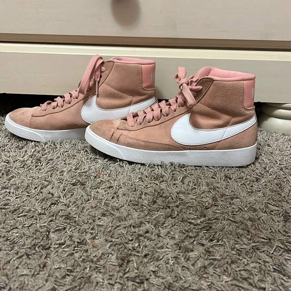 NIKE BLAZERS SIZE 7.5